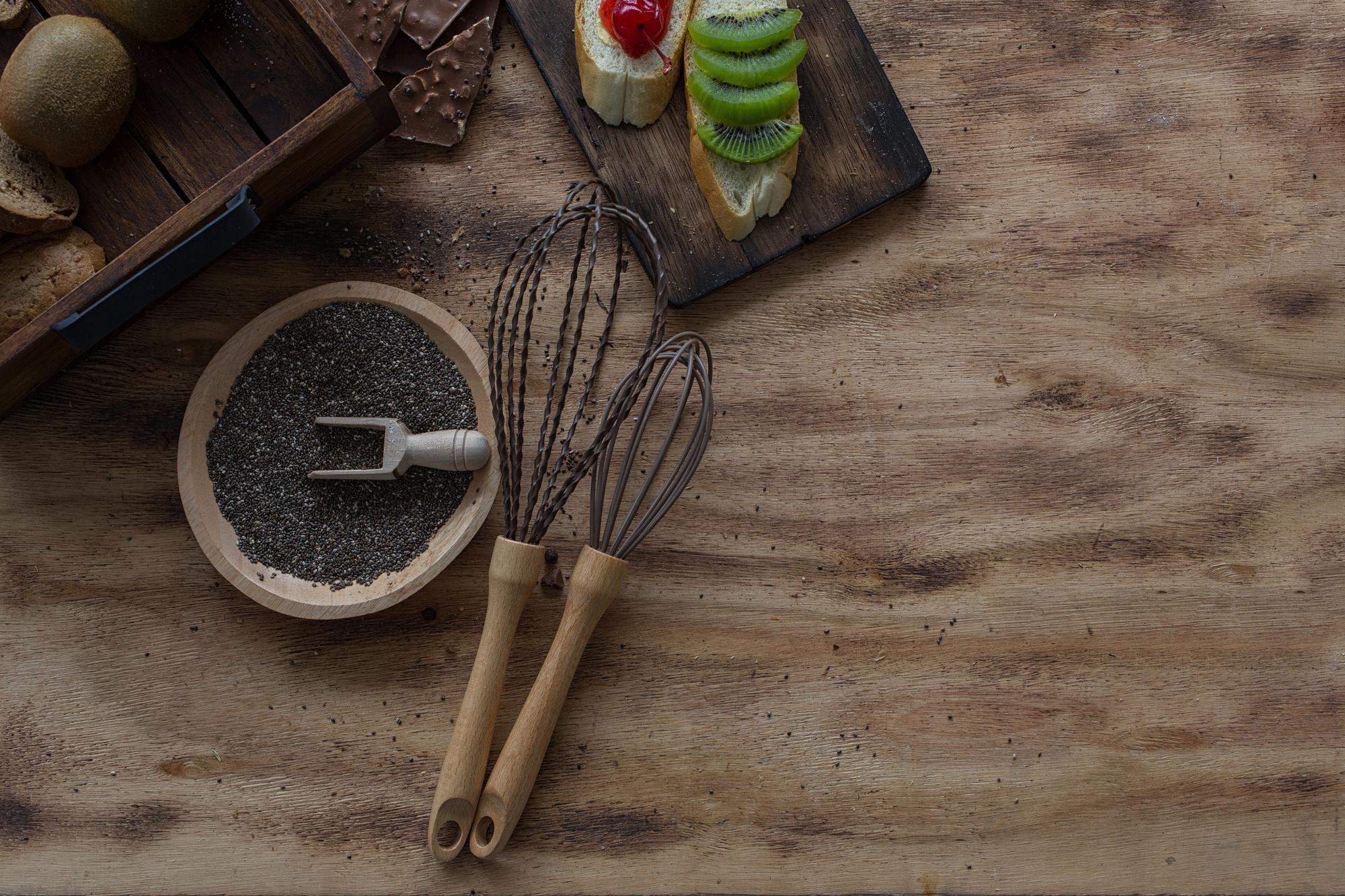 Interno atelier culinario con utensili di design