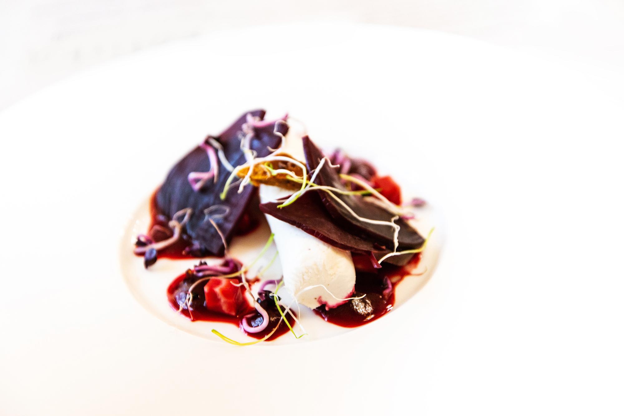 Piatto impiattato in stile gourmet con texture ricercata