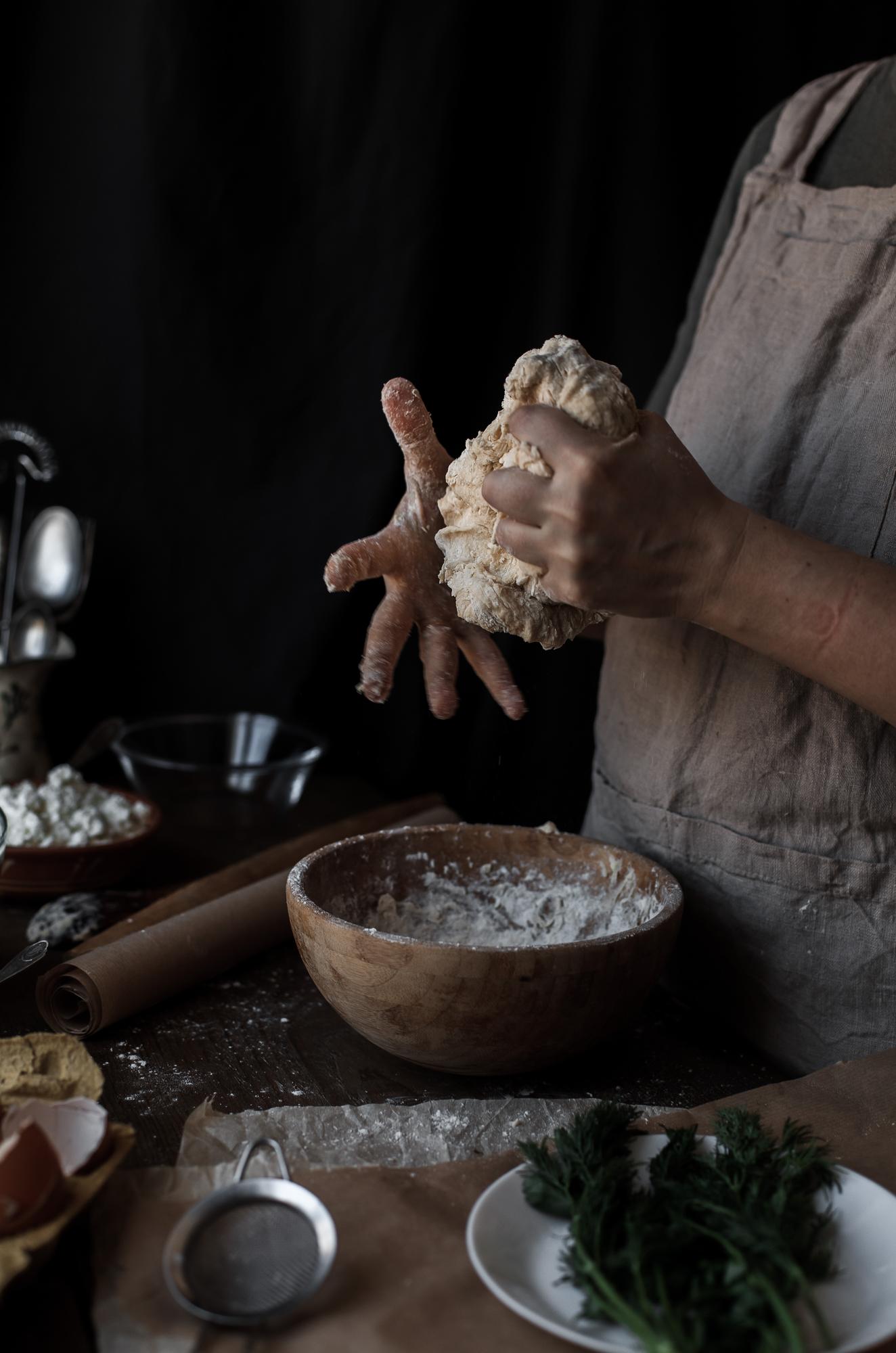 Dettaglio mani chef che lavorano impasto